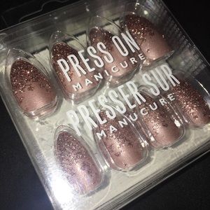 Press on nails